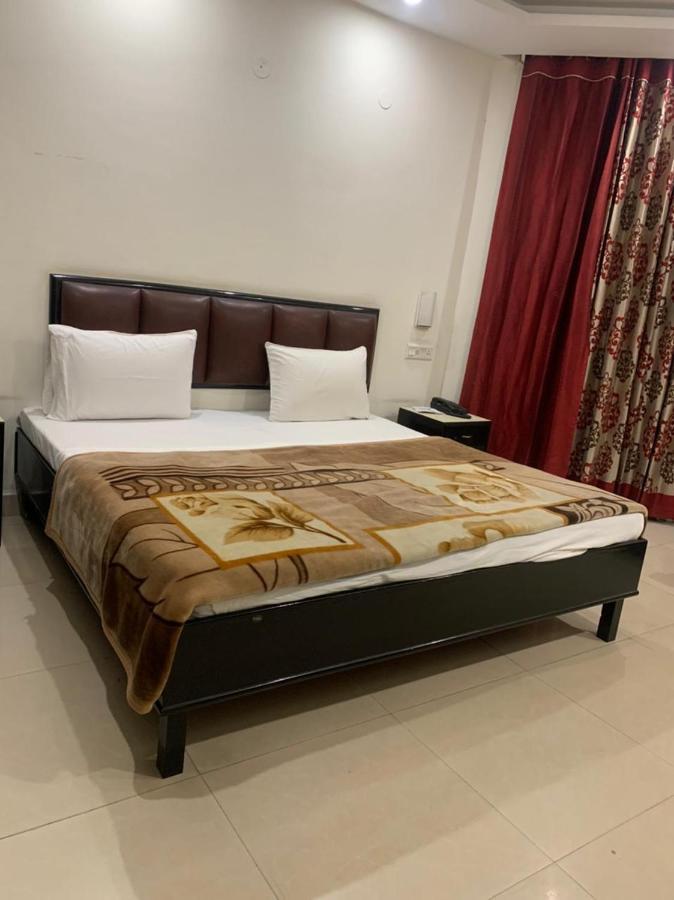 Hotel Raman'S Jagādhri Exteriér fotografie